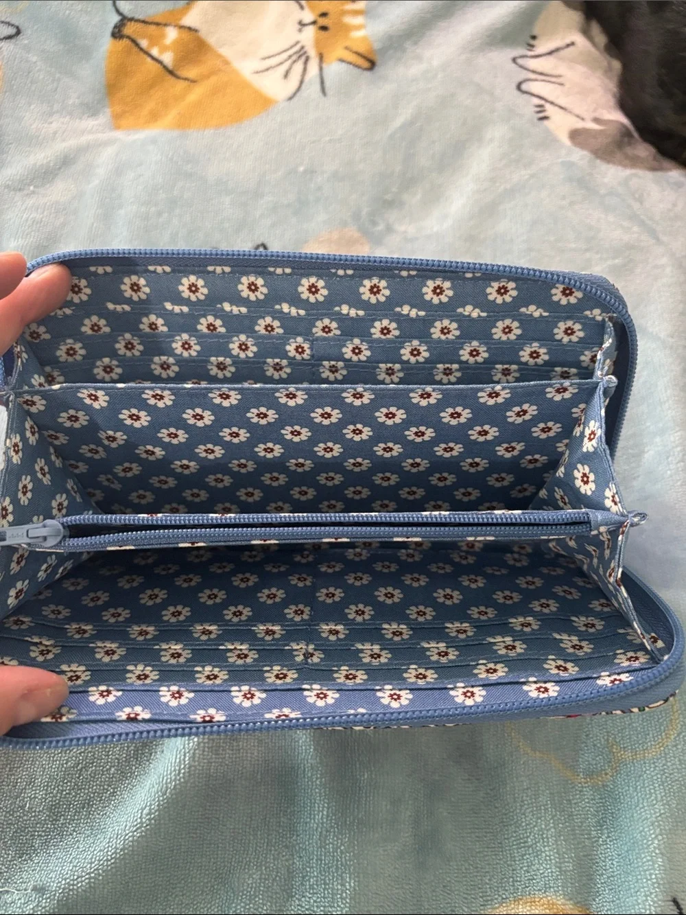 Vera Bradley Light Blue Daisy Interior Wallet - Picture 3 of 5